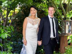 La boda consistió en una pequeña ceremonia en la casa del empresario.  AP- Facebook  /