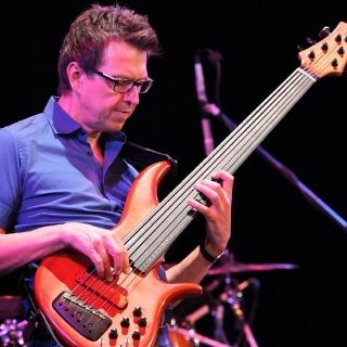 Alain Caron, malabarista del bajo