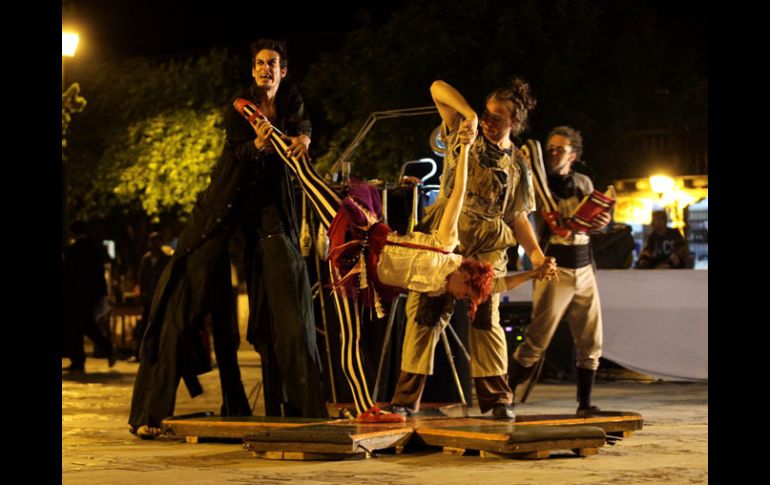 El grupo de animación callejera y el mimo Alberto Stanley recibieron un reconocimiento del Ayuntamiento de Tapalpa.  /