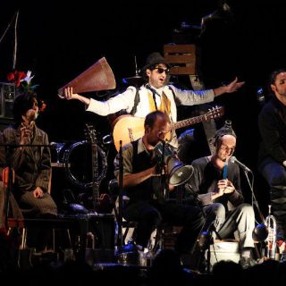 Los hombres orquesta experimentan en el Larva