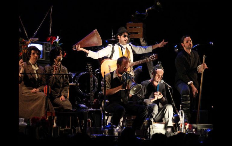 L'Orchestre d'Hommes-Orchestres prendieron al público tapatío con la combinación de música y teatro.  /