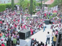 Aristóteles Sandoval tuvo un encuentro con simpatizantes en la plaza principal del municipio de Poncitlán. ESPECIAL  /