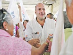 Enrique Alfaro saluda a simpatizantes durante su visita a San Gabriel. ESPECIAL  /