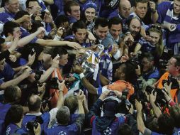 Didier Drogba comparte la “Orejona” con los aficionados de los Blues que viajaron a Munich. REUTERS  /