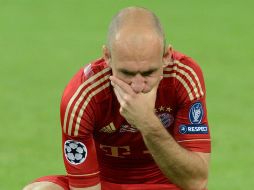 Inconsolable. El holandés Arjen Robben se quedó varios minutos en el césped, tras la derrota del Bayern. AFP  /