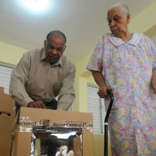 Los dominicanos votan para elegir nuevo presidente