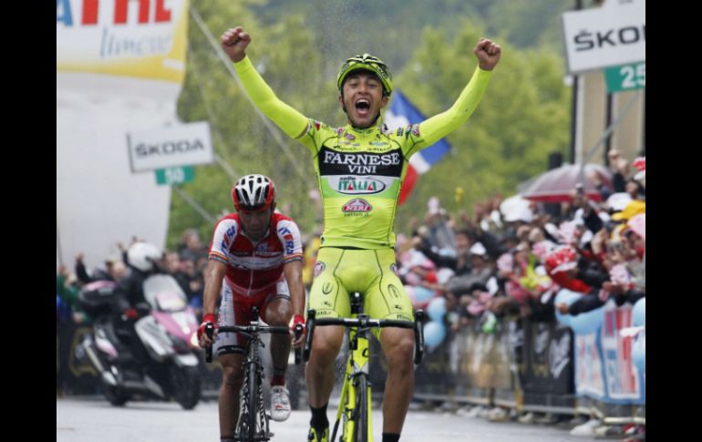 El ciclista italiano Matteo Rabottini (equipo Farnese Vini) (d) celebra su victoria al cruzar la meta. EFE  /
