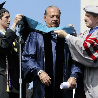 Slim recibe 'honoris causa' en medio protestas