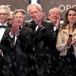 Roman Polanski reaparece en Cannes en una alfombra roja pasada por agua