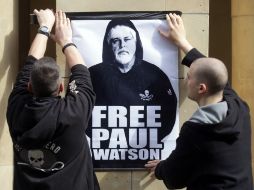 Dos activistas colocan un cartelón pidiendo la liberación de Watson frente al Ministerio Federal de Justicia en Berlín. AFP  /