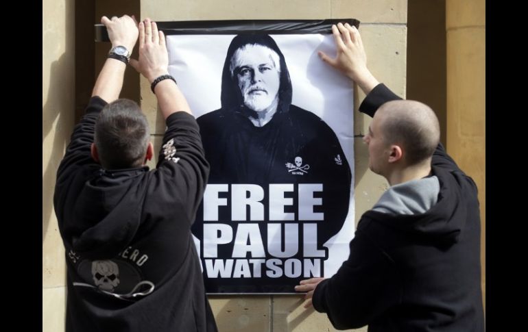 Dos activistas colocan un cartelón pidiendo la liberación de Watson frente al Ministerio Federal de Justicia en Berlín. AFP  /