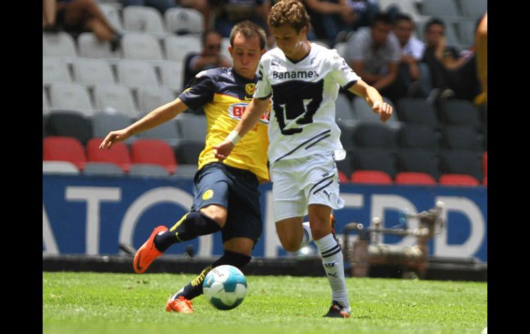 Acción del partido de la Final Sub-20 entre América y Pumas celebrado en el Estadio Azteca. MEXSPORT  /