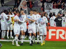 Guillermo Ochoal al fondo de la imagen celebra la permanecia de los 'Osos' en la Primera Divisón francesa. AFP  /