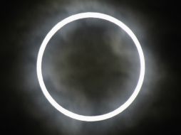 Un eclipse se ve en Tokio el 21 de mayo. El sol y la luna se alinean sobre la tierra en un evento astronómico poco común. REUTERS  /