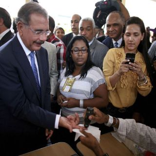 Danilo Medina ganaría primera vuelta de elecciones en Rep. Dominicana