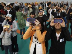 Grupos de aficionados se reunieron en los principales miradores de Tokio para ser testigos del eclipse. REUTERS  /