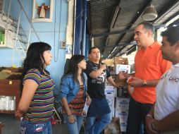 Salvador Caro Cabrera, candidato a la alcaldía de Guadalajara recorre el Mercado de Abastos. ESPECIAL  /