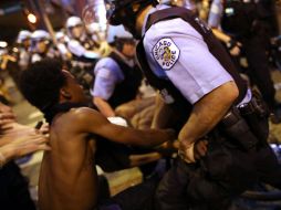 La policía somente a un manifestante durante el primer día de la cumbre de la OTAN en Chicago. AFP  /