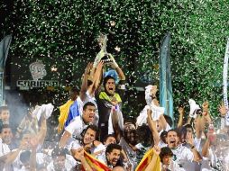 Oswaldo Sánchez junto a todos los elementos del Santos levantan el trofeo de campeón. AFP  /