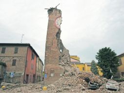 DESOLACIÓN.-  Varios coches enterrados bajo los escombros de un edificio colapsado en Finale Emilia, en Módena, Italia. AFP  /