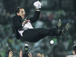 Al estilo Guardiola. Galindo fue lanzado por el aire por sus jugadores, como celebración por el título logrado. AP  /