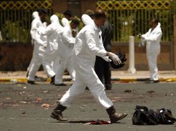 Forenses reúnen los restos de evidencia en el lugar de la explosión. REUTERS  /