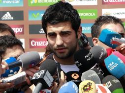 El defensa tiende a los periodistas a su llegada a la Ciudad del Futbol, en Las Rozas. EFE  /