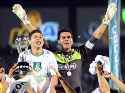 En la imagen, el delantero de Santos celebra el triunfo contra el Monterrey al lado del portero Osvaldo Sánchez. AFP  /