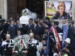 El ataúd con los restos de Melissa Bassi, la adolescente italiana de 16 años que murió en el atentado. AP  /