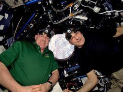 Los astronautas Andre Kuipers y Donald Pettit esperan en la EEI la llegada de la cápsula SpaceX Dragon. AP  /