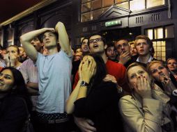 La aplicación se basa en la biometría. Un grupo de jóvenes se reúne en un bar para la final de Champions League. EFE  /