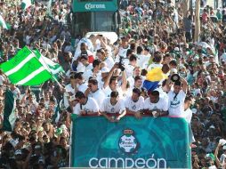 El campeón Santos Laguna celebra su triunfo con seguidores en calles de Torreón. EL UNIVERSAL  /