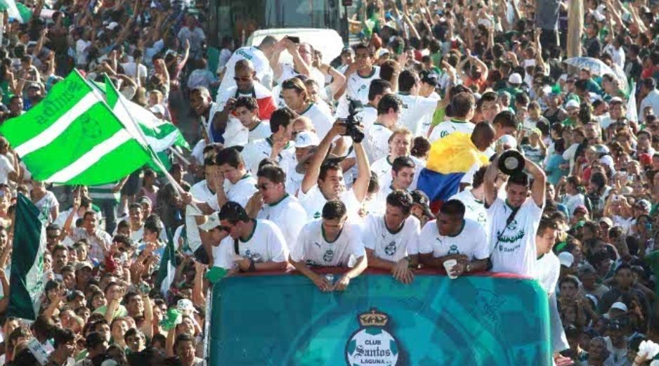 El campeón Santos Laguna celebra su triunfo con seguidores en calles de Torreón. EL UNIVERSAL  /