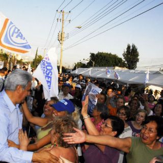 Alberto Cárdenas recorre la colonia Jardines de la Cruz