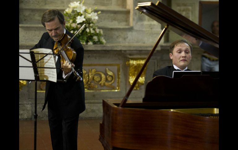 Los músicos rusos radicados en Guadalajara, Konstantin Zioumbilov (violín) y Evgeny Korolkov (piano).  /
