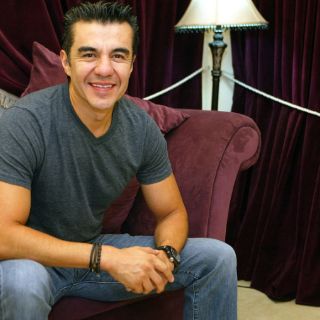 Prepara Adrián Uribe grabaciones de 'Hotel todo incluido'