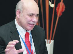 El presidente del Inegi, Eduardo Sojo, anuncia que este medio será un socio estratégico para difundir datos actualizados del instituto.  /