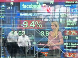 Los analistas coinciden en que la caída tiene que ver con que la red social incrementó el número de acciones que sacó al mercado. AP  /