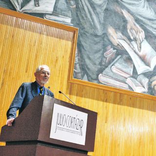 Aplausos para Carlos Fuentes precedieron a Ruy Pérez Tamayo