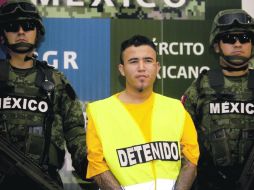 Militares custodian a Daniel Elizondo Ramírez, alias “El Loco”, líder de “Los Zetas” en Cadereyta.  EL UNIVERSAL  /