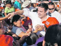 Aristóteles Sandoval visitó ayer a vecinos de la colonia San Gaspar, en Tonalá. ESPECIAL  /
