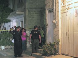 Uniformados trabajan en el domicilio donde tuvo lugar la agresión, en la Colonia Miramar.  /