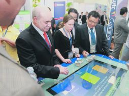 El presidente del Inegi, Eduardo Sojo (izquierda), en el módulo del Instituto.  /