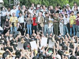 AMLO convive con la juventud en La Plaza de las Tres Culturas, lugar donde fue el movimiento estudiantil del 68. NTX  /