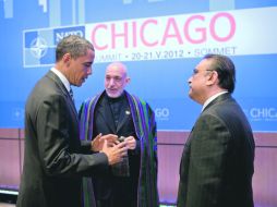 Barack Obama (i), se reúne con los presidentes de Afganistán, Hamid Karzai, y de Pakistán, Asif Ali Zardari, en la OTAN. AFP  /