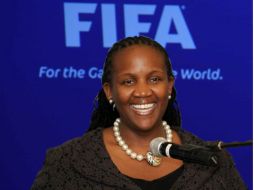 Joseph Blatter presidente de la FIFA propuso a Lydia Nesekera para formar parte del comité. ESPECIAL  /