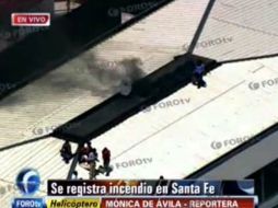 Imágenes de la televisión muestran a personas esperando ser rescatadas en la azotea del edificio. ESPECIAL  /