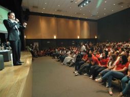 Aristóteles durante la charla con estudiantes en el auditorio Mariano Azuela de la Universidad del Valle de México. ESPECIAL  /