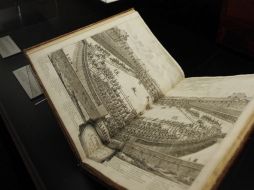 En una de las exhibiciones se busca mostrar siete diferentes formas de leer un libro antiguo. ARCHIVO  /