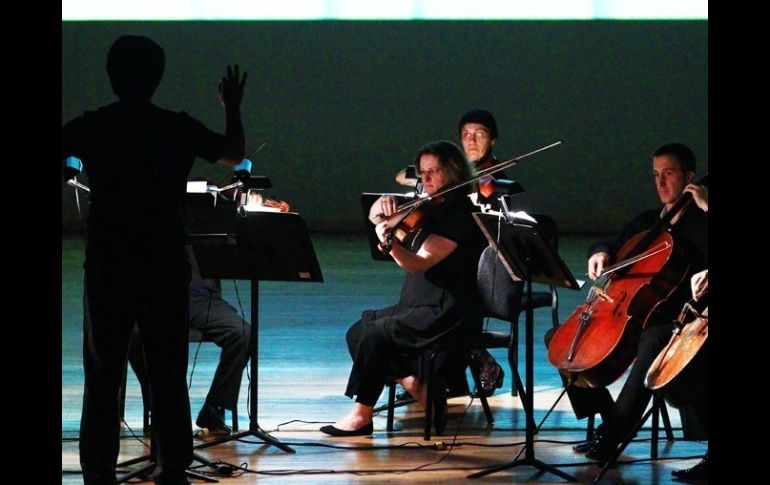 Al final del concierto, el grupo y el director fueron aplaudidos de pie por los asistentes del Teatro Degollado  /